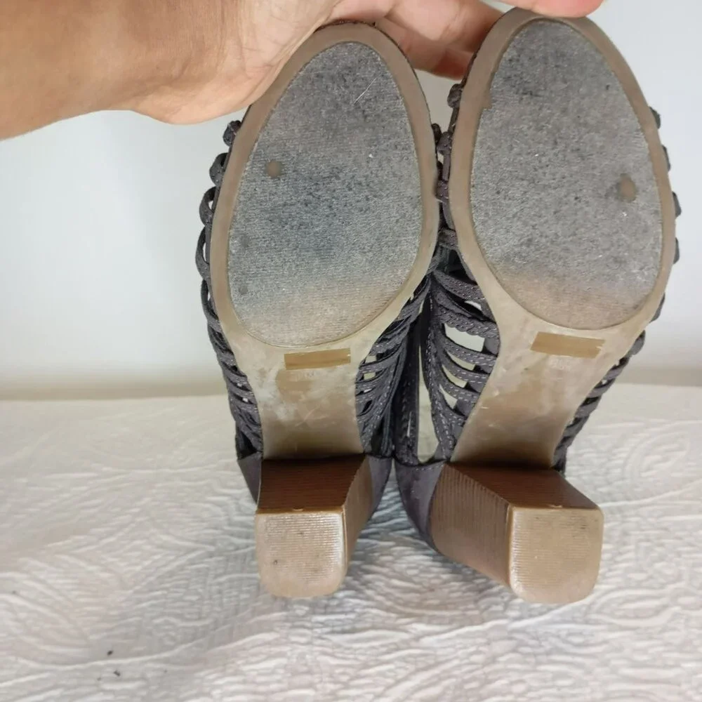 By Gues Heeled Size 8.5 Grey Strappy Open Toe  With Back Zippers & Stacked Heels - Picture 7 of 11